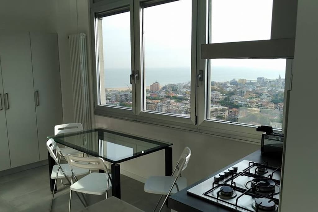 cucina rialzata per godersi la vista sul mare e sulla citta' mentre si mangia