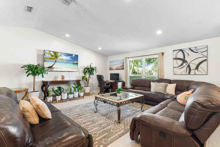 Peaceful Waterfront 5br Home-pool Spa Home Theater - West Palm Beach, FL