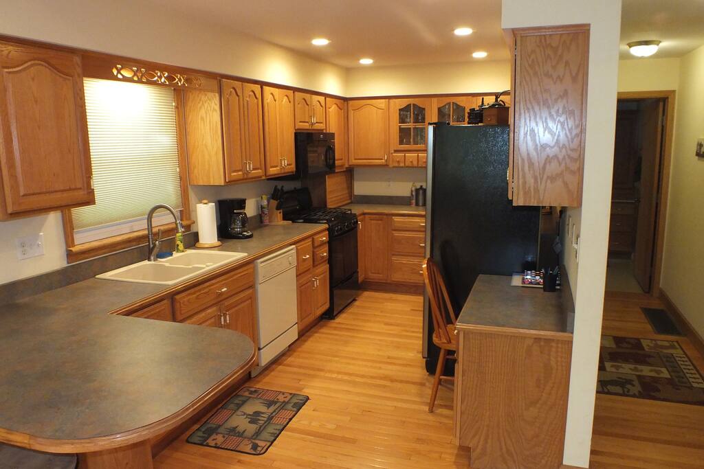 Fully-stocked kitchen w/everything you need!