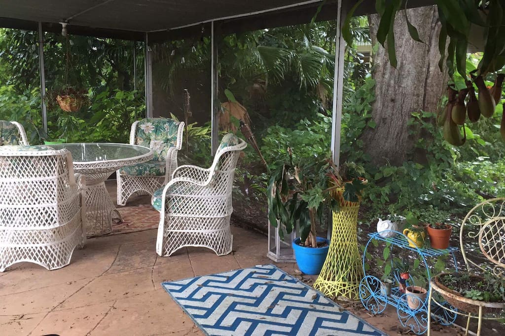 Screened in lanai with lounging area