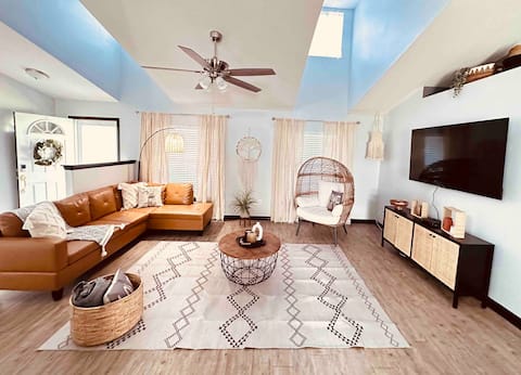 Casa Bohemian Retreat- Pool Home-9 Guests