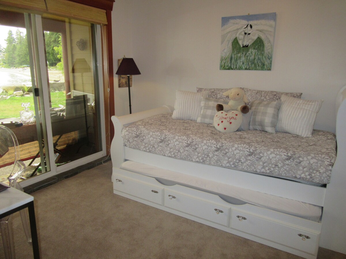 בחדר השינה השני יש  מיטת טרנדל נוחה מאוד הנפתחת למטה. החדר  מתאים לשני אנשים, יש בו חלל עבודה ופונה לאוקיינוס. 