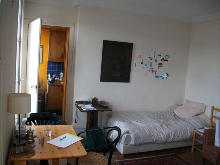 lit simple (dans la pièce principale)/bed (in the main room)