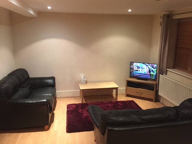 Cosy 2 bed apartment near the city centre
