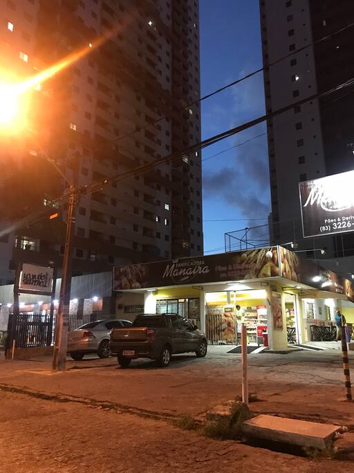 Vizinho você pode encontrar padaria e casa do sertão!!!!
