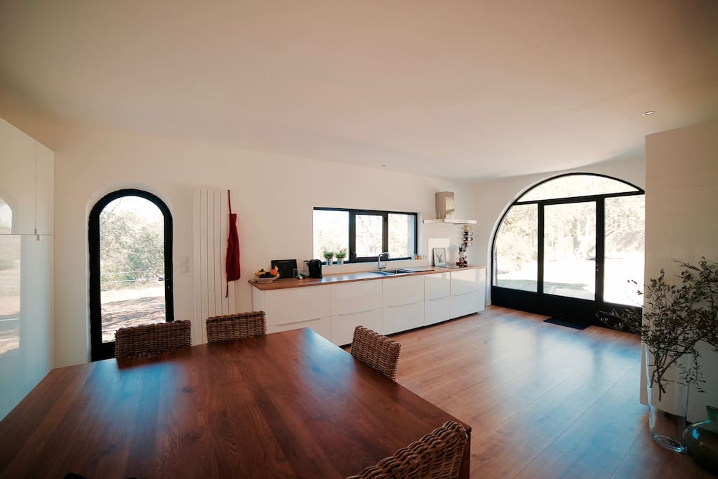 La cuisine, donnant sur l'extérieur et le salon
-
The kitchen, which is next to the living room