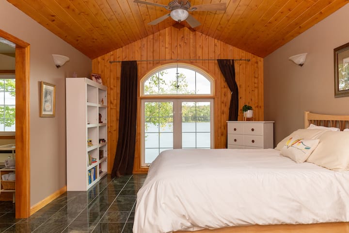 Master slaapkamer met eigen badkamer en uitzicht op het water.