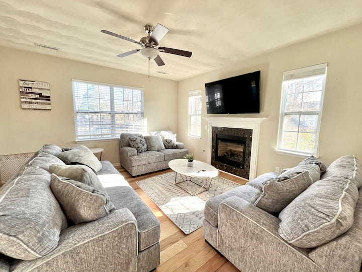 7 Mins Walk To Beach! Waterfront View Sunroom. - Norfolk, VA