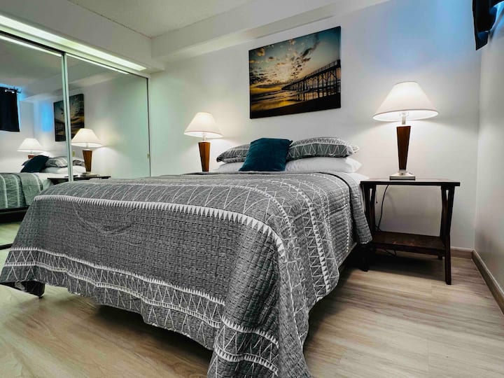 Habitación luminosa y espaciosa con abundante luz natural para tu comodidad.