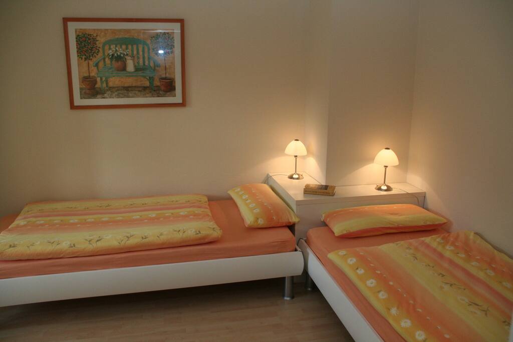 Ein Schlafzimmer hat zwei Einzelbetten.