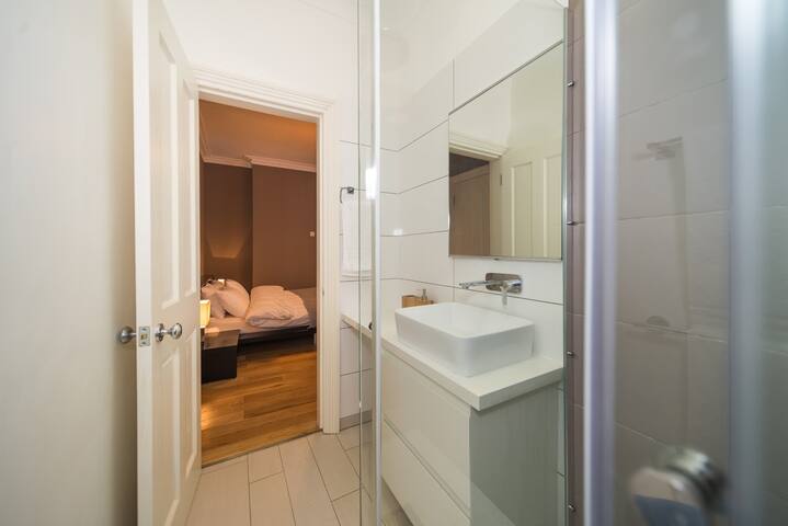 Central London 3-Bedroom Apartment gallery image 5