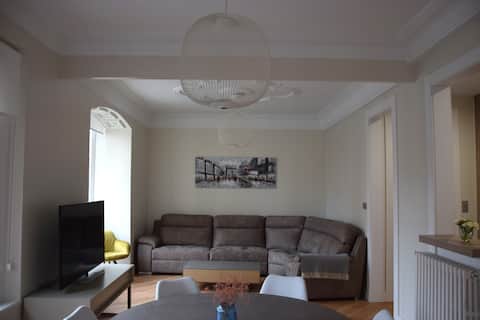 Anuncio de Airbnb popular: Lovely, bright, modern flat in the heart of Leon en León