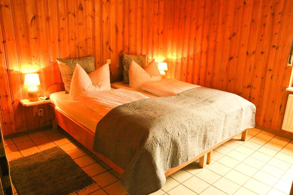 Zwei Zimmer mit Doppelbetten
