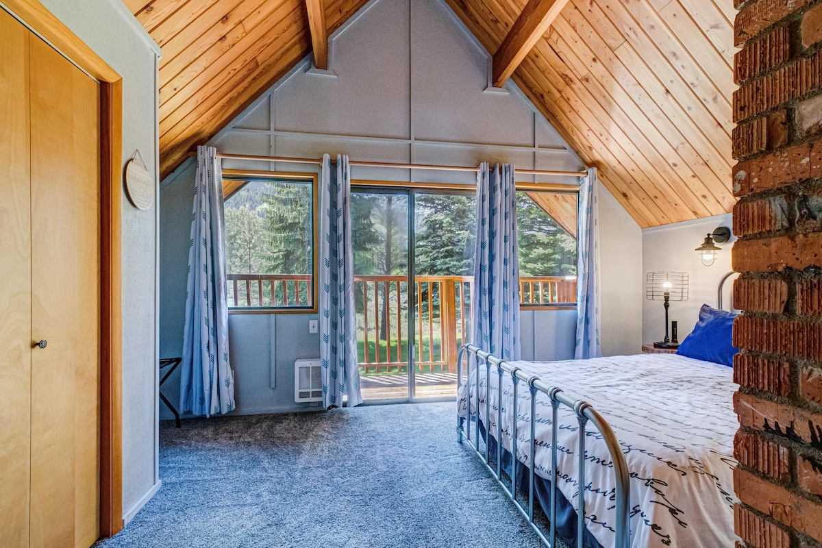 Dormitorio queen en la planta superior con vistas al río 1.