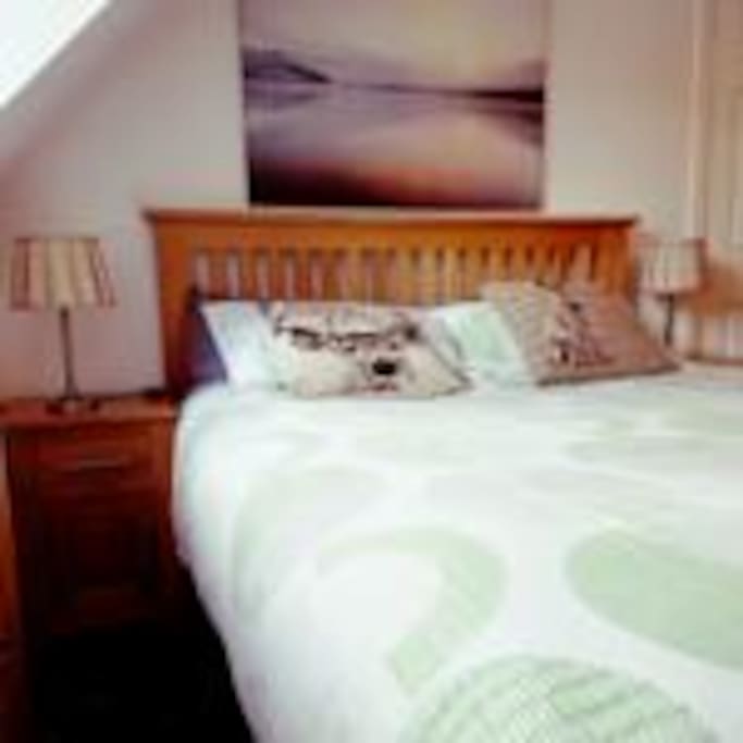 Kingsize bed and room decor.