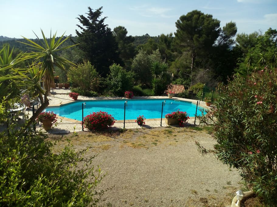 Accès piscine et terrain pour garer le véhicule dans la propriété.