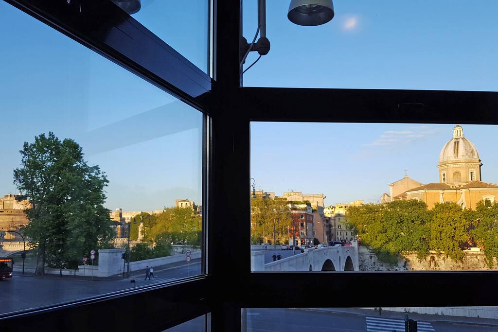 WAKE UP IN THE BEAUTY: view on Castel Sant' Angelo and Tiber bridges HUGE PANORAMIC WINDOW