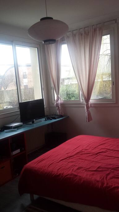 Chambre avec douche tv et placards