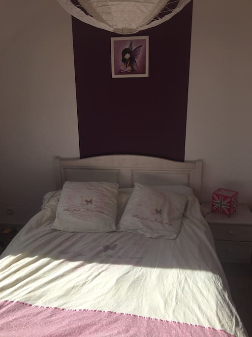 Première chambre de 15 m2 avec bureau inclus