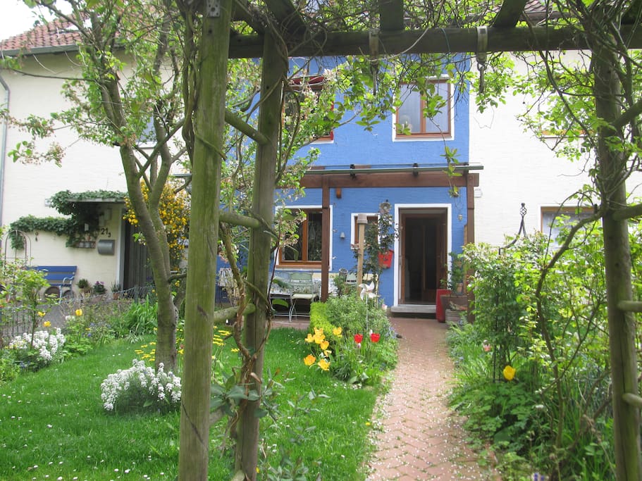 Leicht zu finden, denn nur unser Haus ist blau!