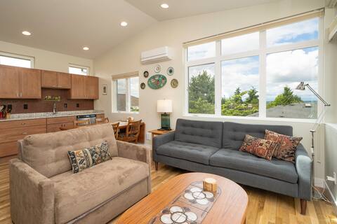 Private & Relaxing. King bed, breakfast included.