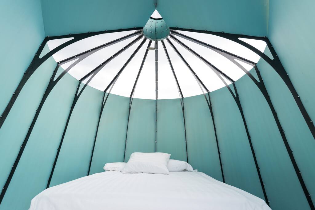TRU by Akko Goldenbeld & Miriam van Eck - No more code orange or red thanks to an ingenious natural ventilation system: spring temperature during the day, great coolness at night. A thermo chromic pigment layer makes the TRU extra vibrant.