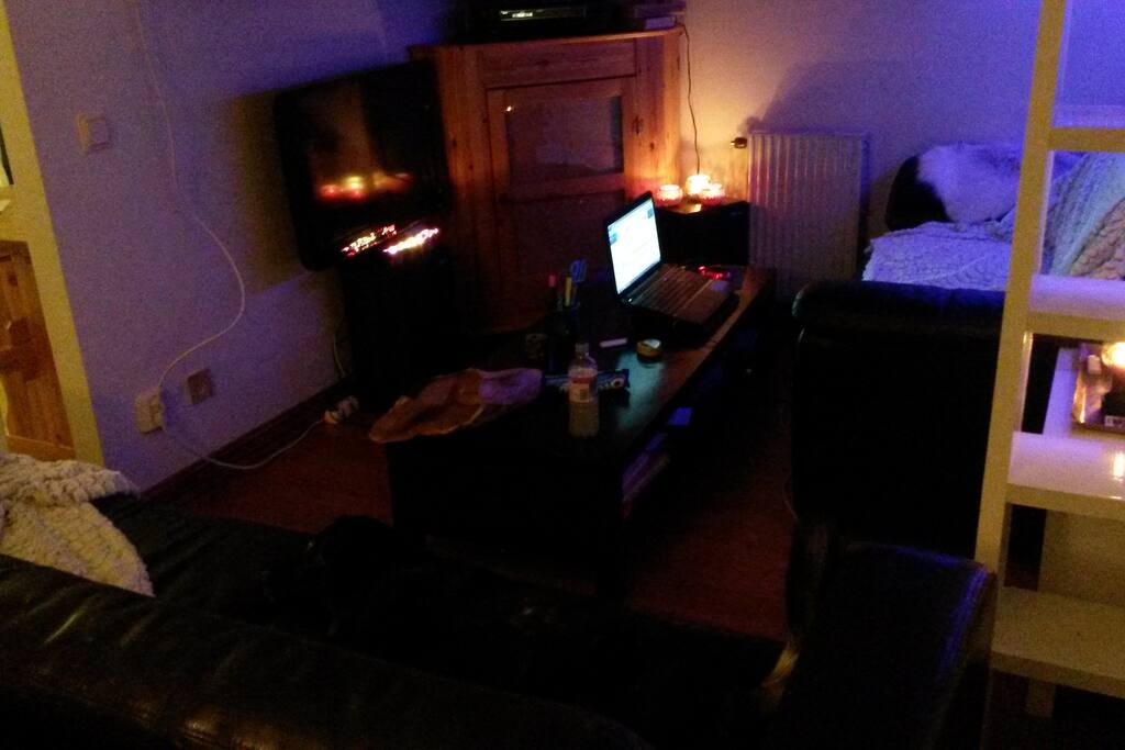 Hörna med tv, ljudanläggning, chromecast som du lätt styr med app till din smartphone för att streama netflix etc och dubbla soffor för rekreation. Trappa upp till sovloftet som har en 120 säng där förslagsvis ett par kan sova.