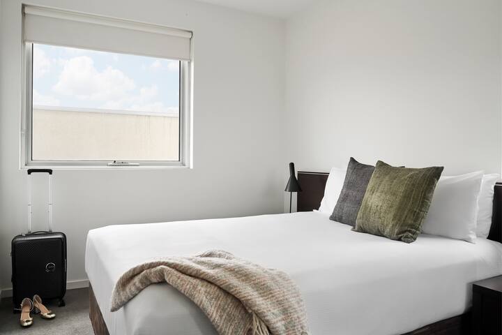 Adjoining 2 Bedroom 2 Bathroom Apt & Balcony gallery image 3