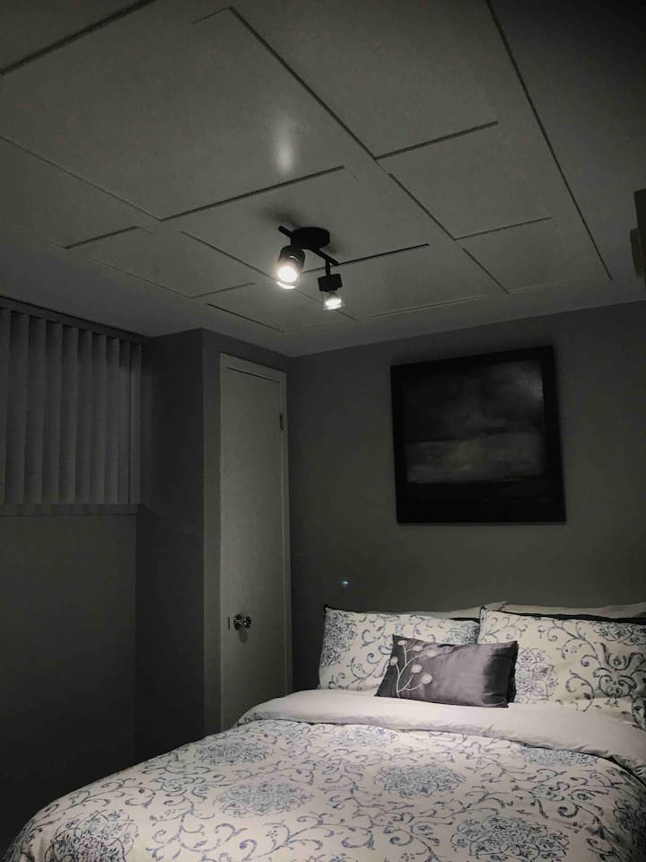 Habitación con cama doble en el sótano.