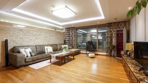 Comfortable family accommodation pent view is beautiful and close to Techno Valley for parking.
