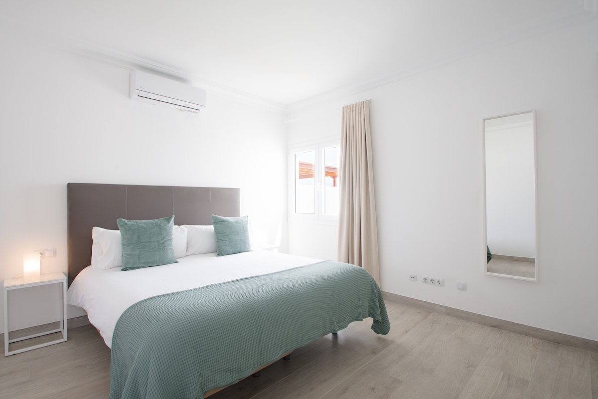 Spálňa s klimatizáciou, šatníkom, trezorom a posteľnou bielizňou.