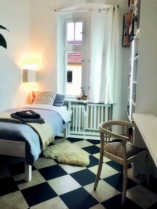 Gästezimmer mit komfortablem Bett und Aussicht