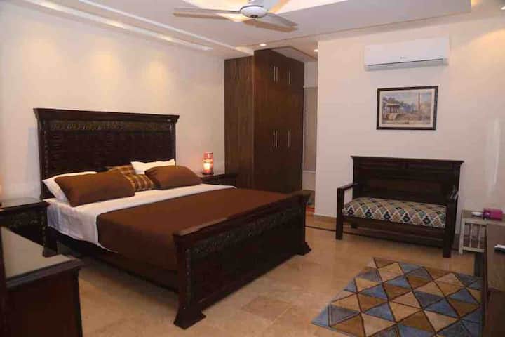 Dormitorio con sala de estar y vestidor. 