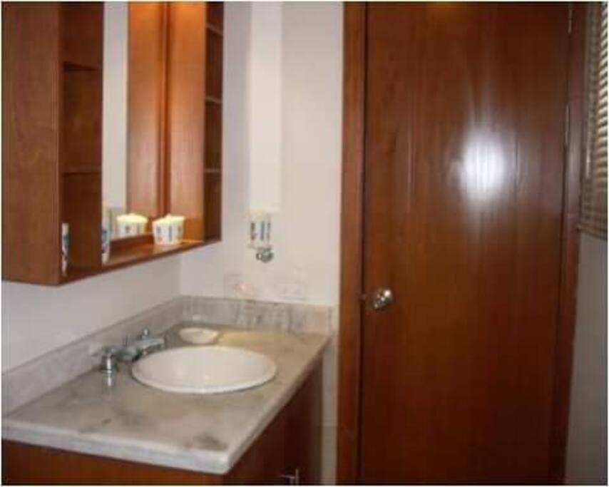 1 baño con agua caliente