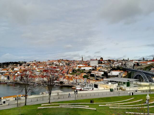 Quarto c/ Metro à porta, perto do centro do Porto