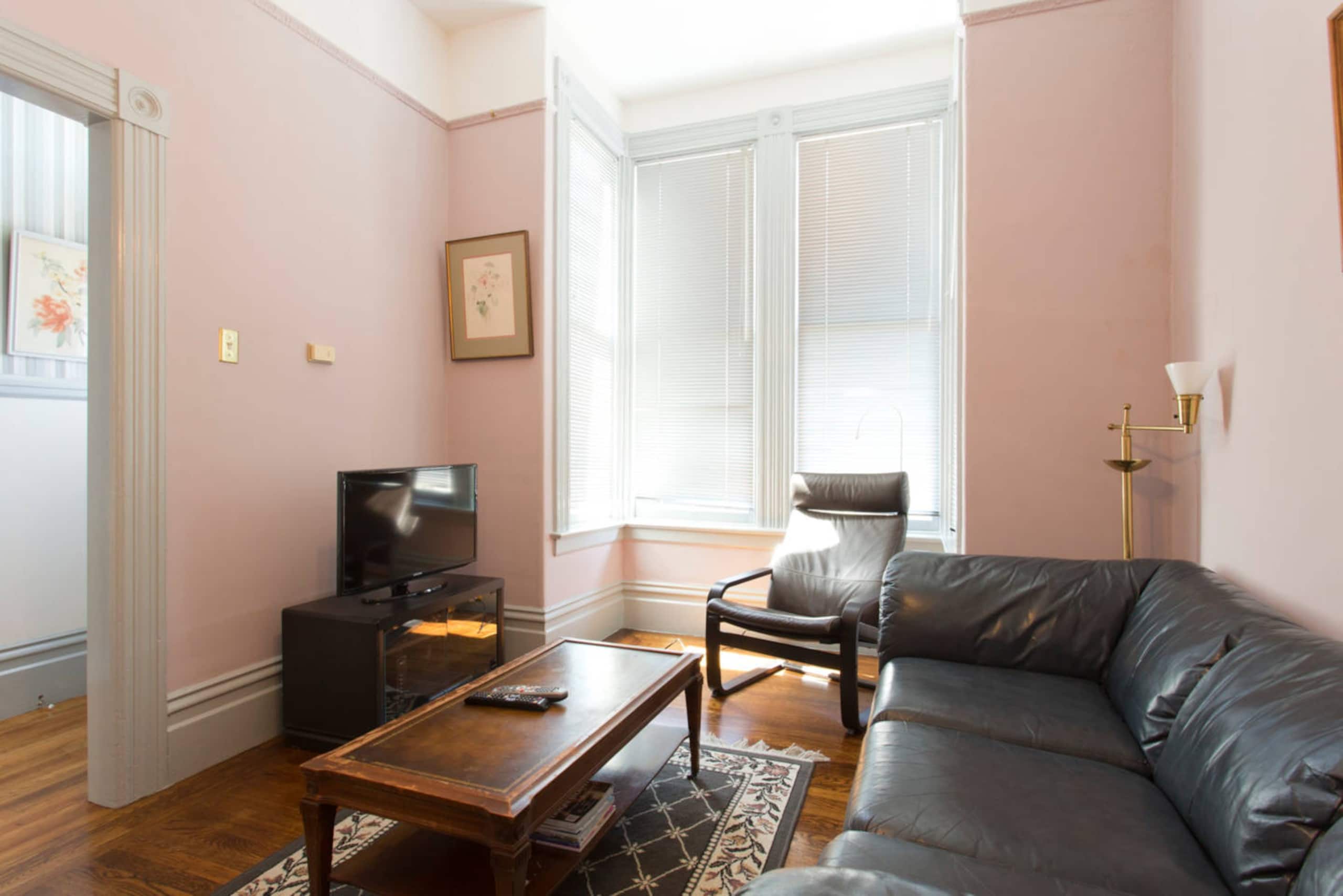 Home in San Francisco · ★4.9 · 2 bedrooms · 3 beds · 1 bath - Image 3