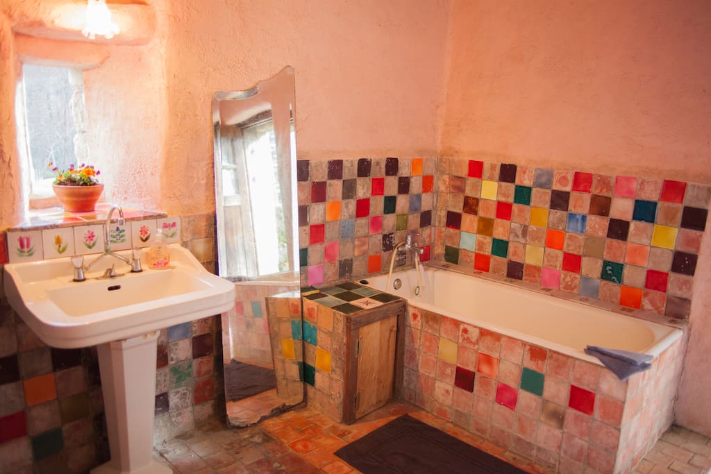La salle de bain et sa baignoire