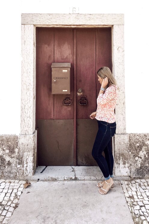 Show full-screen, host-provided image