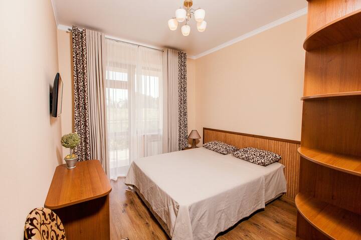 Dvokrevetna soba s pogledom na park.