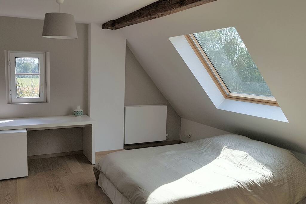 Grand lit, grand bureau et vue dégagée