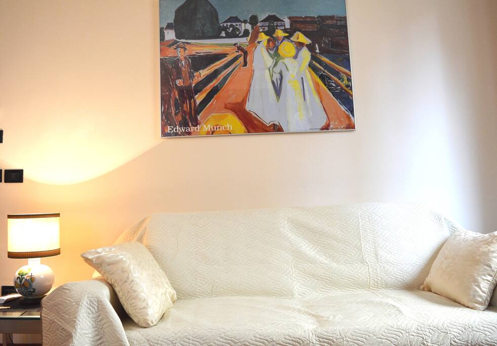 living room with table for 4 people, sofabed