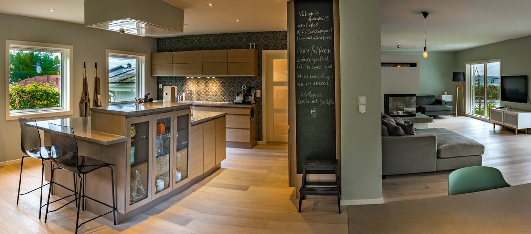 Centrally located house, 3 bedroom, excellent view