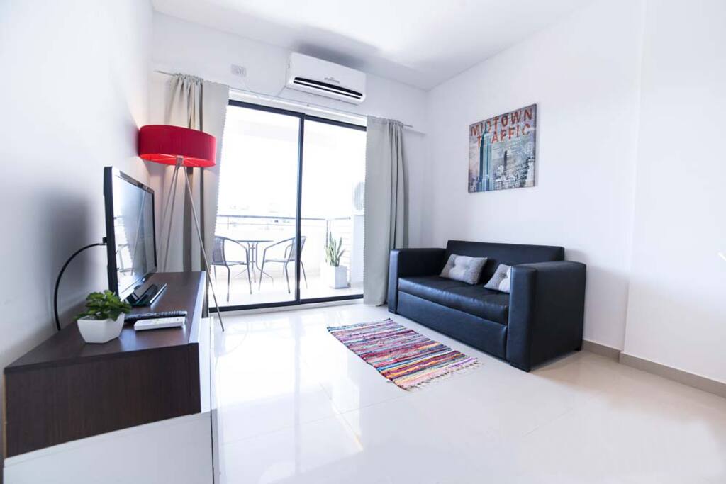 Amplio y Luminosa Living Comer, con TV Led y acceso al balcón.
