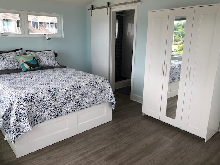 Chumba cha kulala 5 - kwenye ghorofa ya juu. Milango ya varanda kwenye sitaha ya juu. Mtazamo mzuri. Bafu la kujitegemea lenye sehemu ya kuogea na choo kilichotenganishwa.