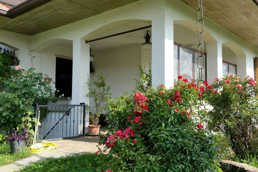 Il portico con accesso all'appartamento
