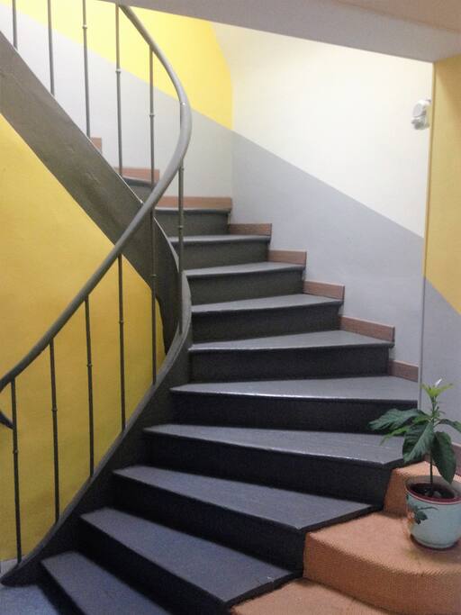 L'escalier du duplex menant à la cuisine salon.