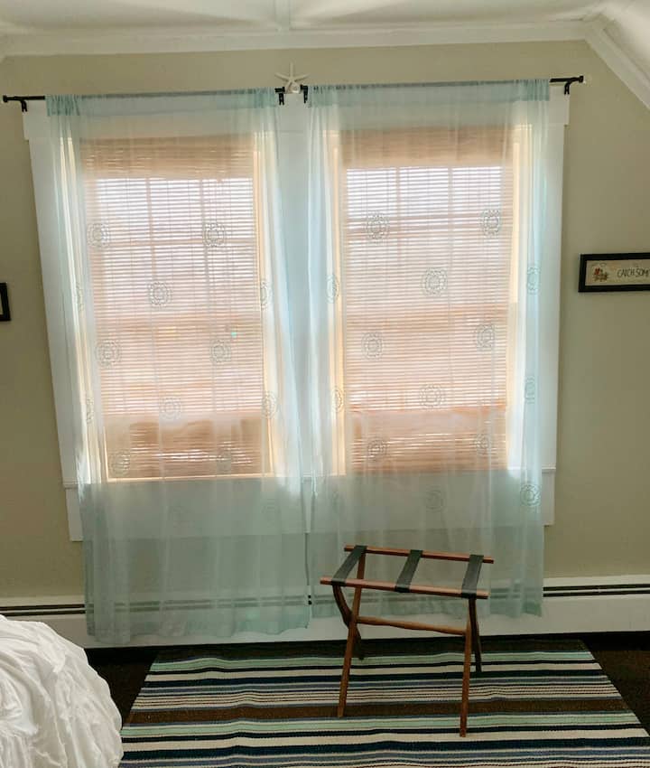 החדרים למעלה מוארים ועליזים לבקרים החמים של הקיץ!!! 