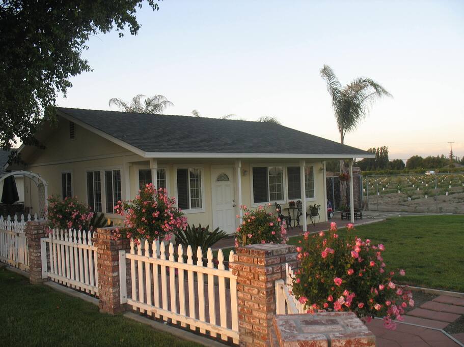 Beautiful, private bungalow. Houses for Rent in Kingsburg, California