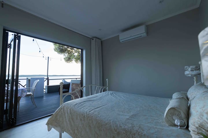 Спалня 2 - Двойна стая, с достъп до входа и изглед към брега.