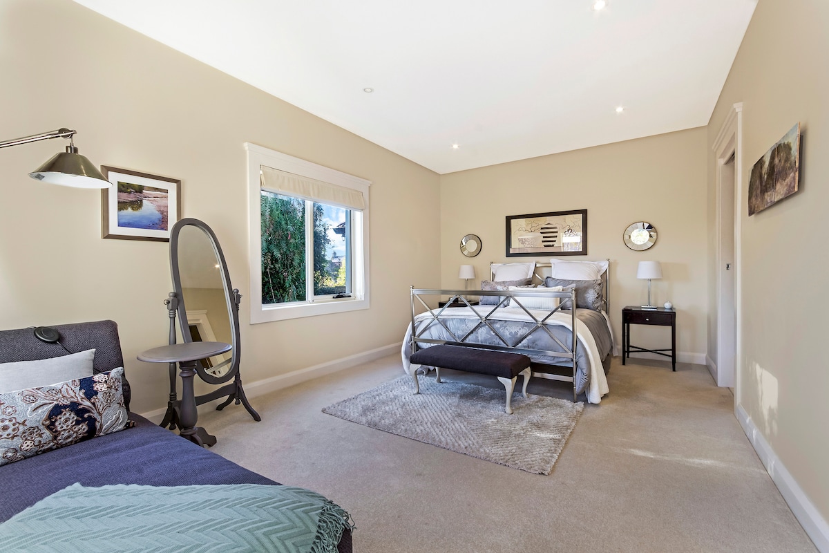 Prostrana spavaća soba.,udoban krevet i kvalitetna posteljina.